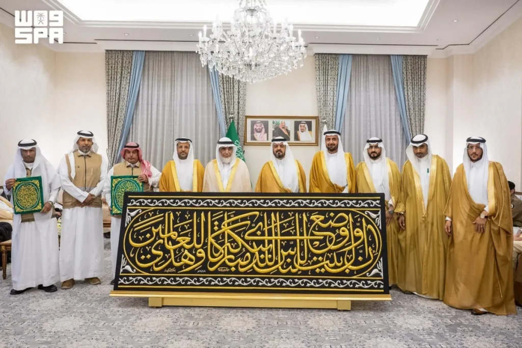 Makkah deputy emir hands over new Kiswa to Kaaba’s gatekeeper