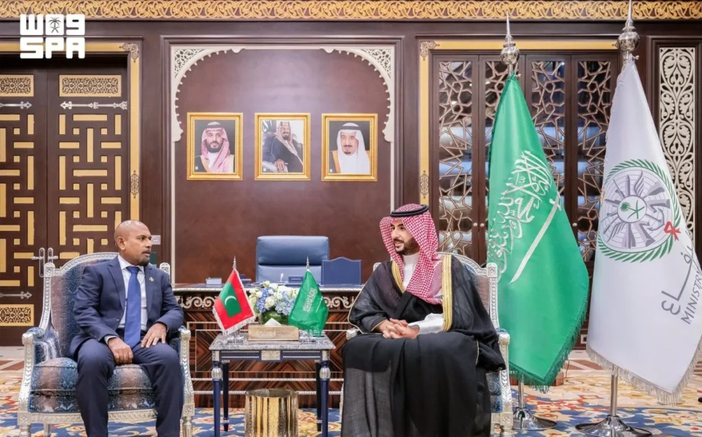 Saudi defense minister discusses defense cooperation with counterpart of Maldives