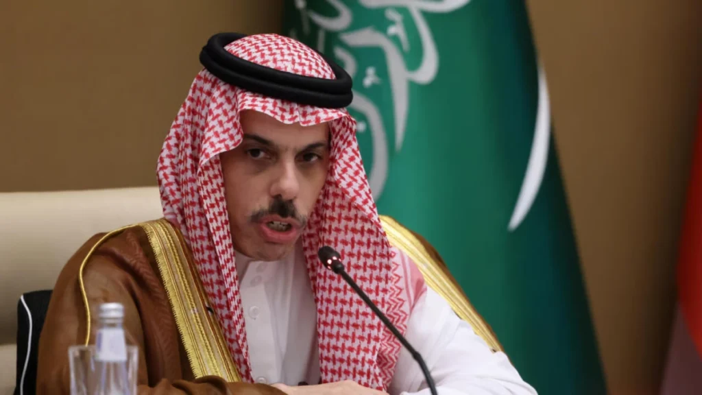 Saudi FM discusses Hormuz security, regional tensions with Gulf, Jordanian counterparts
