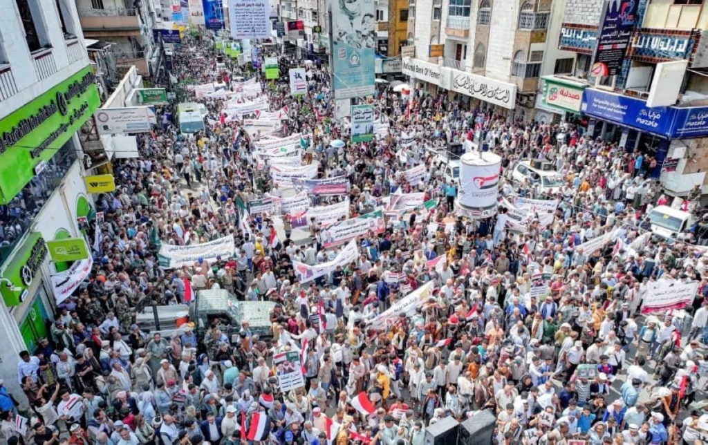 Mass rally in Taiz backs Yemen leadership, calls for lifting Houthi siege