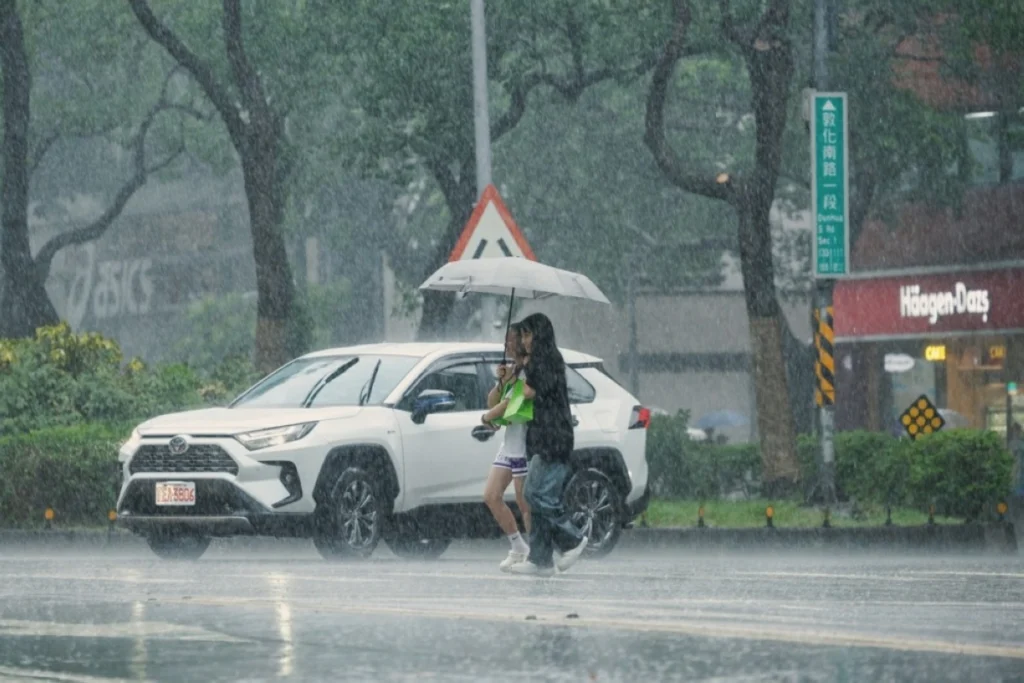 Typhoon Dolphin hits eastern China after mass evacuations, 1,300 flight cancellations