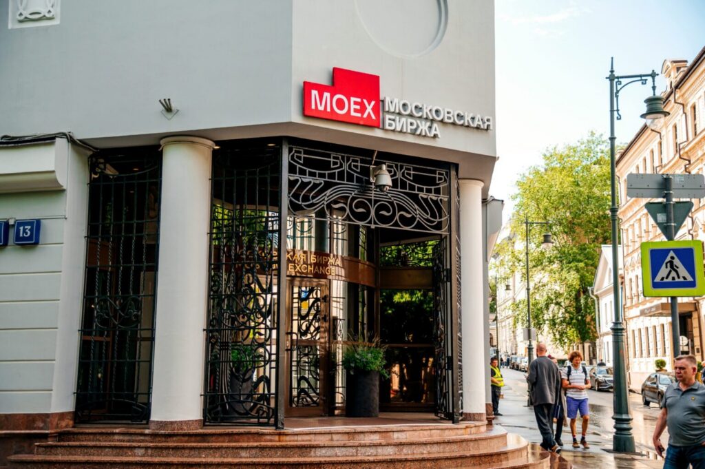Moscow stock indices close higher